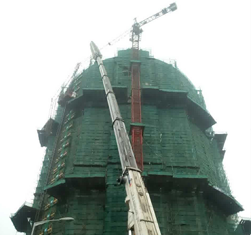 新北吊车在工地上作业